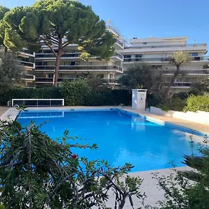 En Classe 2 Etoiles Au Bord De 4 Couchages Avec Lit Superpose Et Au Salon Un Canape Convertible Et Piscine A 300 M Des Transports Communs,gare Ferroviaire,commerces Et Plages Antibes